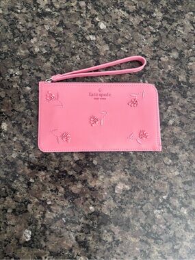 Kate Spade New York Lucy Floral Wristlet in Grapefruit Soda pink